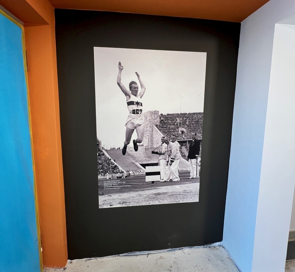 Zeitgeschichte im Treppenhaus: Gestaltung mit Olympia-Spirit